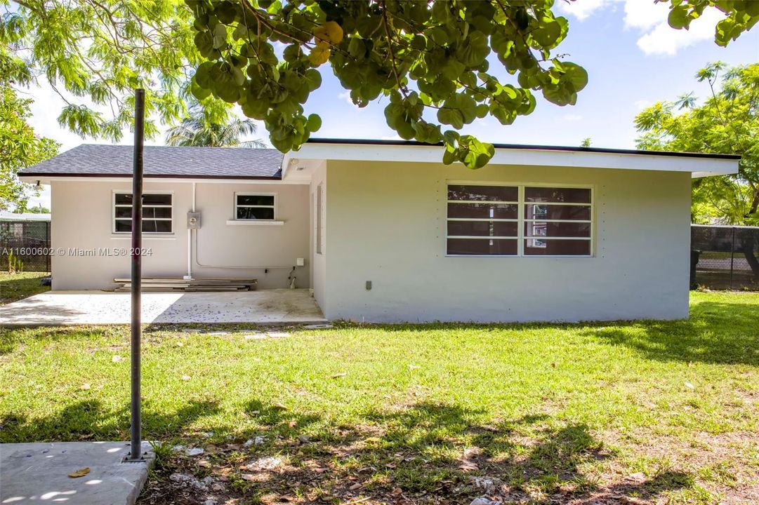 Active With Contract: $574,900 (3 beds, 2 baths, 1160 Square Feet)