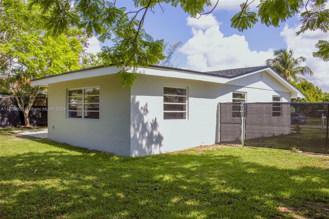 Active With Contract: $574,900 (3 beds, 2 baths, 1160 Square Feet)