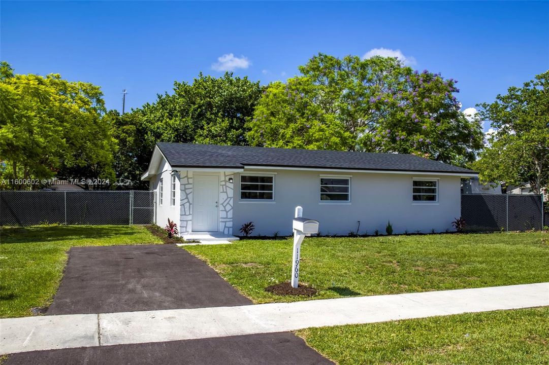 Active With Contract: $574,900 (3 beds, 2 baths, 1160 Square Feet)