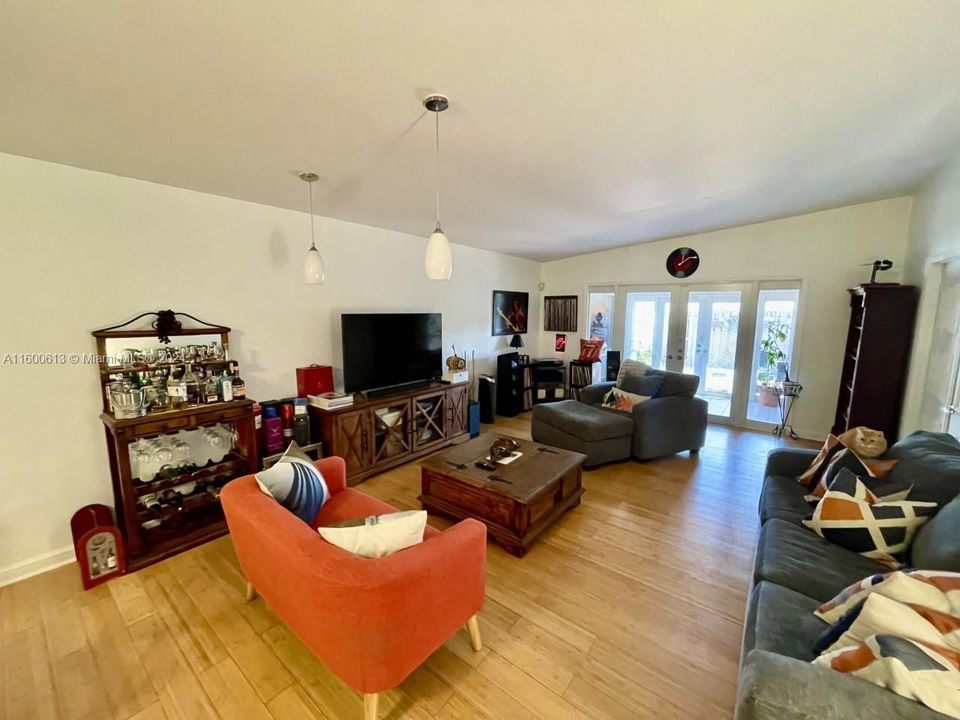 Active With Contract: $3,000 (3 beds, 2 baths, 1446 Square Feet)