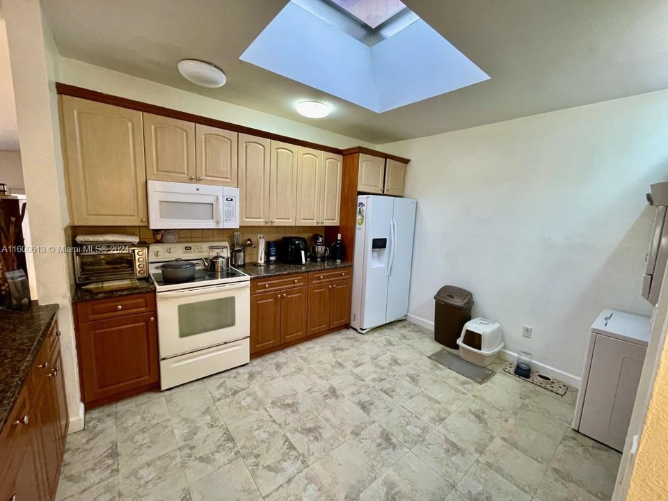 Active With Contract: $3,000 (3 beds, 2 baths, 1446 Square Feet)