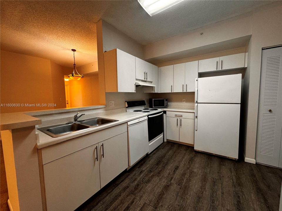 Active With Contract: $2,000 (2 beds, 2 baths, 1183 Square Feet)