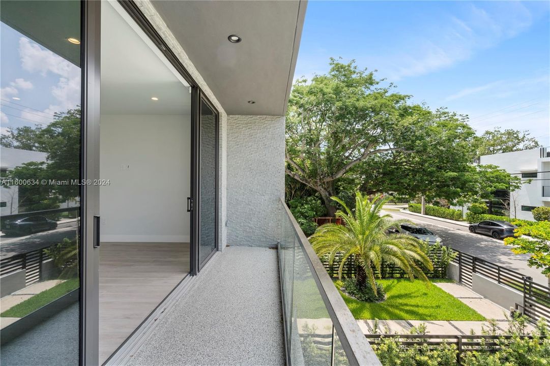 Recently Sold: $2,800,000 (3 beds, 4 baths, 2644 Square Feet)