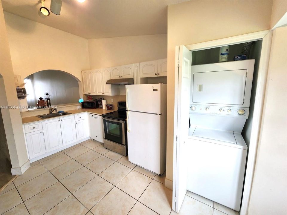 For Sale: $245,000 (2 beds, 2 baths, 910 Square Feet)