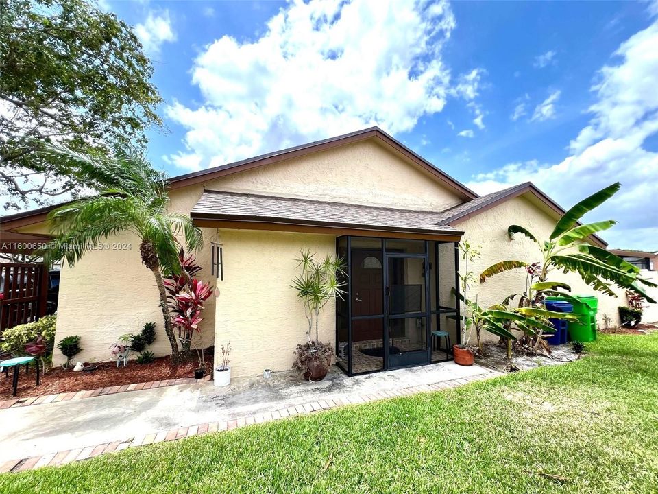 Recently Sold: $310,000 (2 beds, 2 baths, 1074 Square Feet)