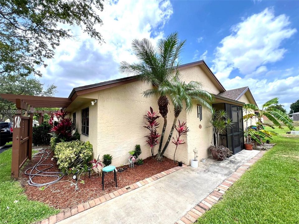 Recently Sold: $310,000 (2 beds, 2 baths, 1074 Square Feet)