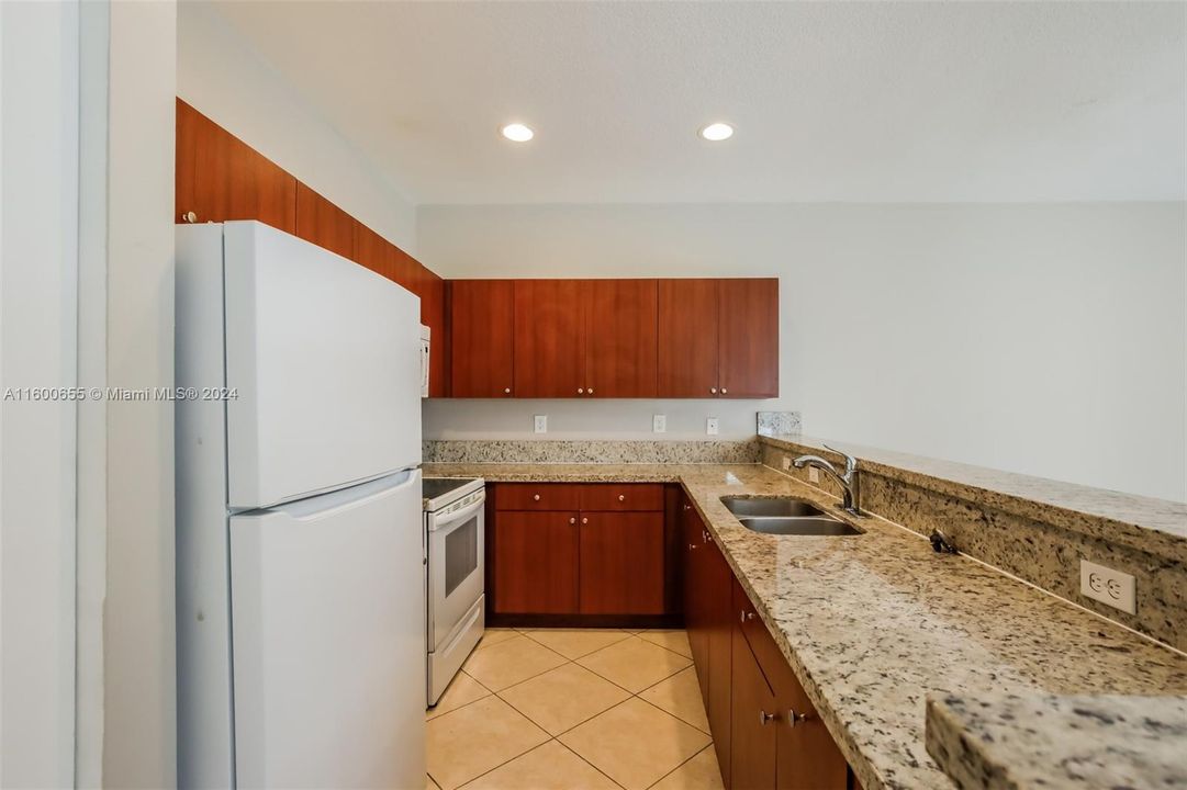 Active With Contract: $2,475 (2 beds, 2 baths, 1242 Square Feet)