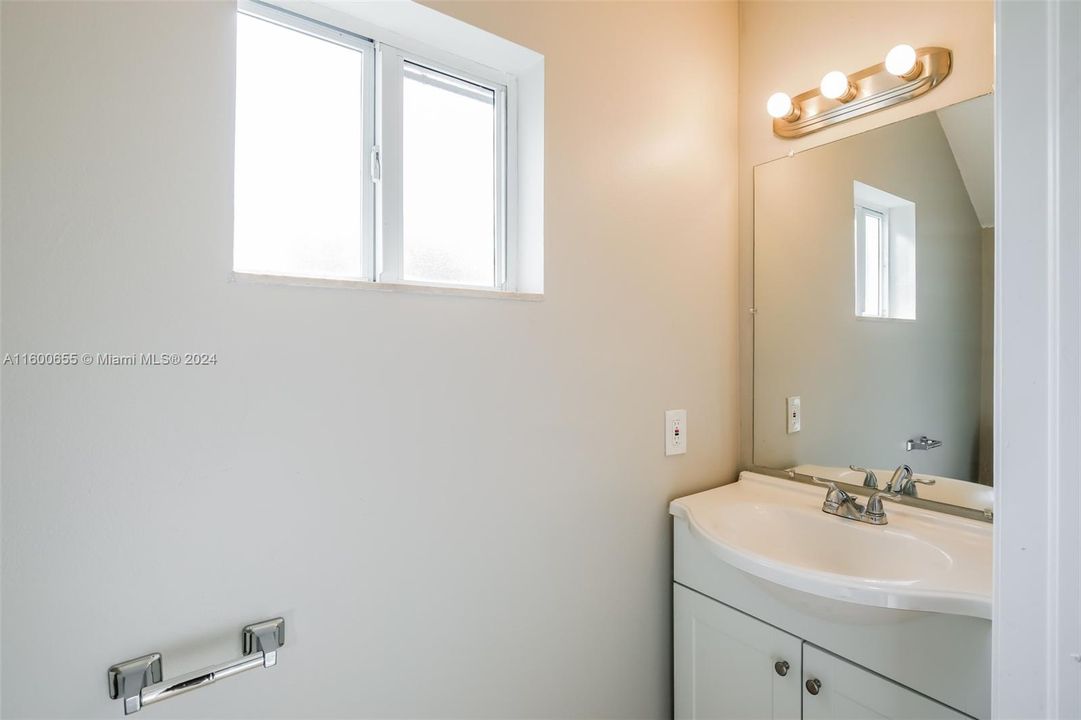 Active With Contract: $2,475 (2 beds, 2 baths, 1242 Square Feet)