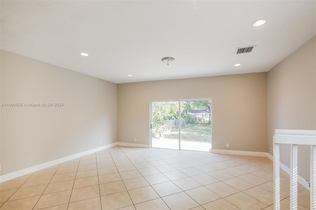 Active With Contract: $2,475 (2 beds, 2 baths, 1242 Square Feet)