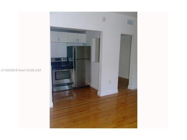 Active With Contract: $1,800 (1 beds, 1 baths, 570 Square Feet)