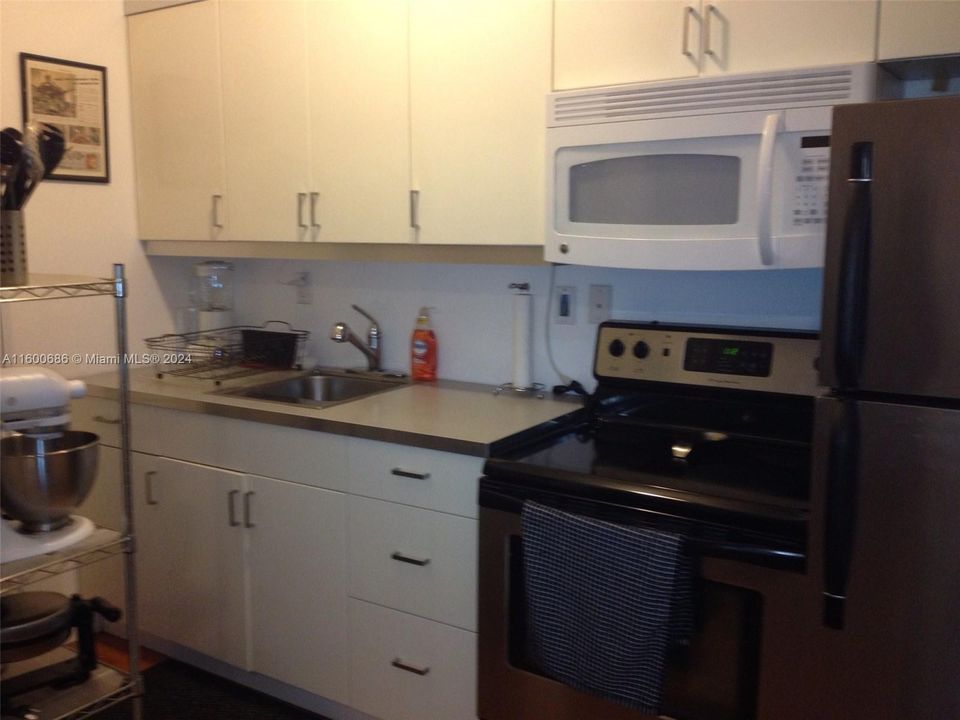 Active With Contract: $1,800 (1 beds, 1 baths, 570 Square Feet)