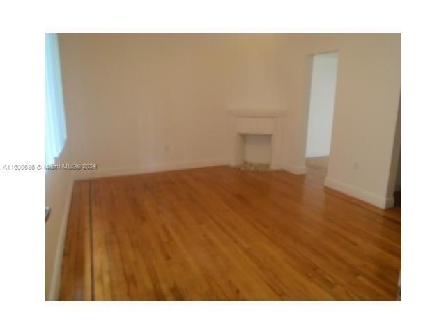 Active With Contract: $1,800 (1 beds, 1 baths, 570 Square Feet)