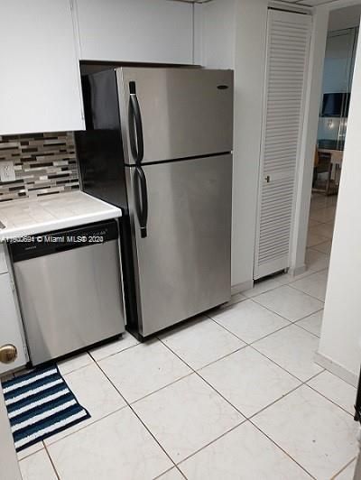 Active With Contract: $2,550 (1 beds, 1 baths, 810 Square Feet)