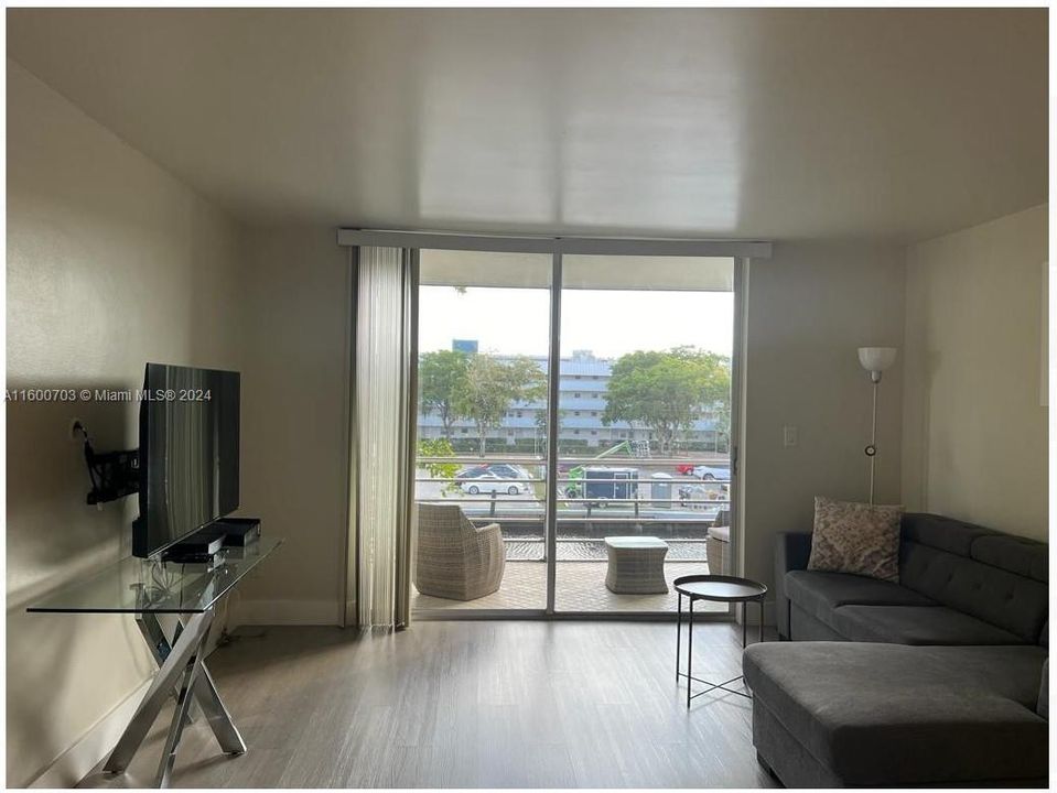 For Rent: $2,100 (1 beds, 1 baths, 812 Square Feet)