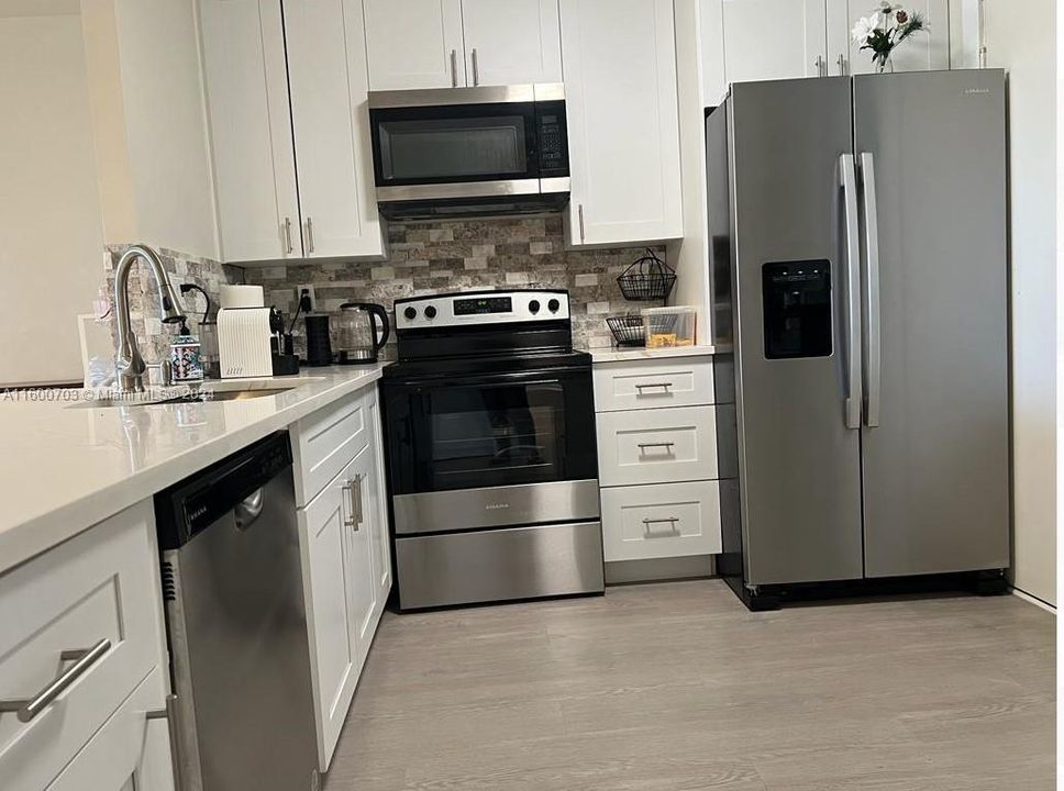 For Rent: $2,100 (1 beds, 1 baths, 812 Square Feet)