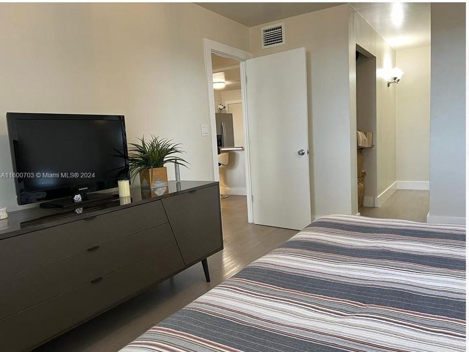 For Rent: $2,100 (1 beds, 1 baths, 812 Square Feet)