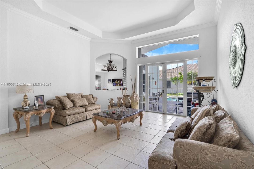 Recently Sold: $899,000 (5 beds, 3 baths, 2951 Square Feet)