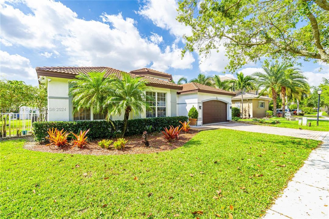 Recently Sold: $899,000 (5 beds, 3 baths, 2951 Square Feet)