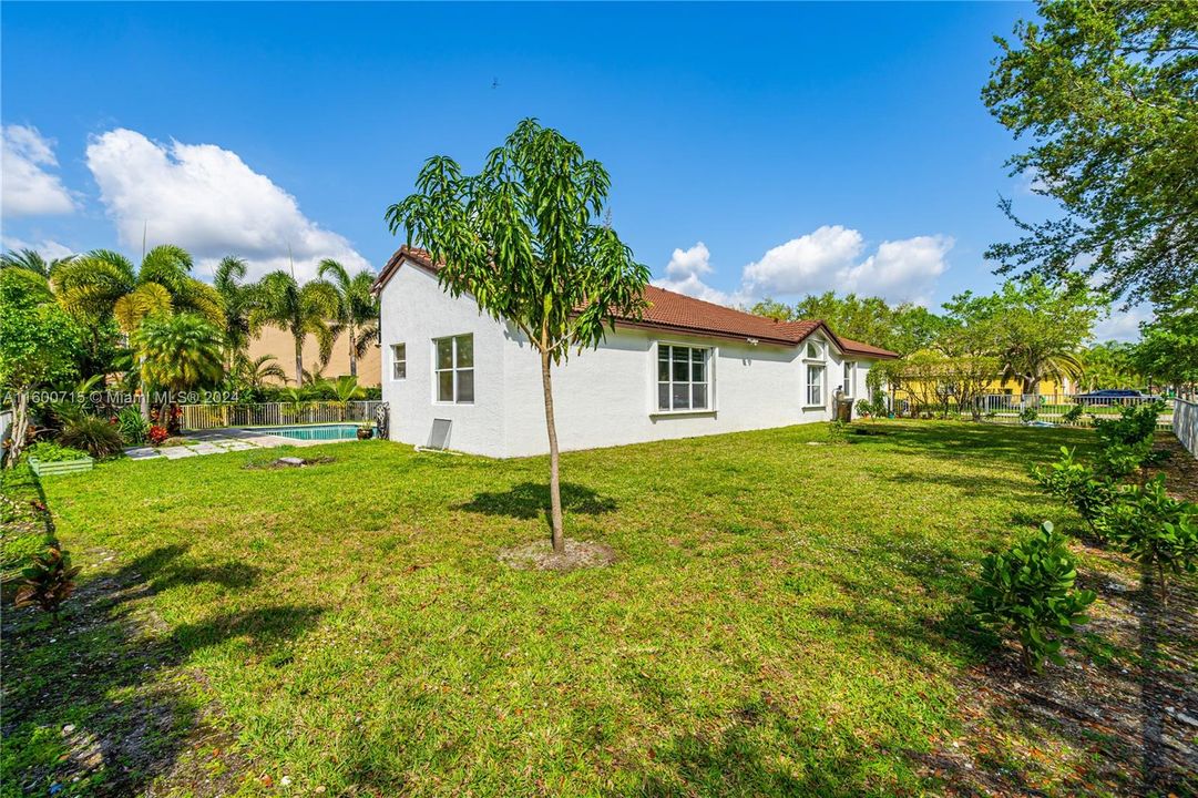 Recently Sold: $899,000 (5 beds, 3 baths, 2951 Square Feet)