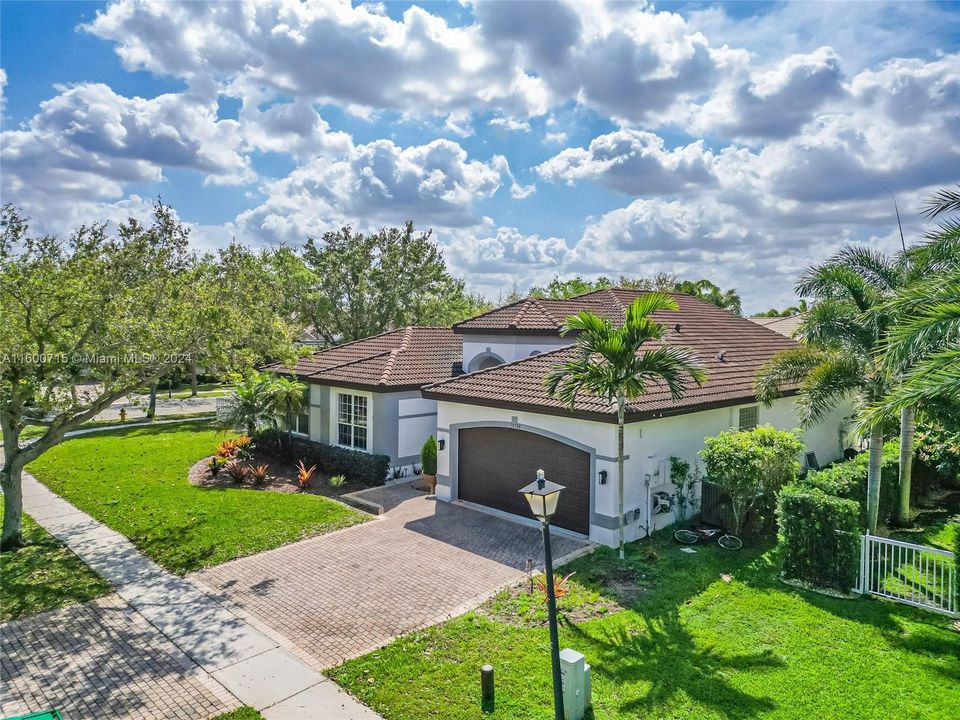 Recently Sold: $899,000 (5 beds, 3 baths, 2951 Square Feet)