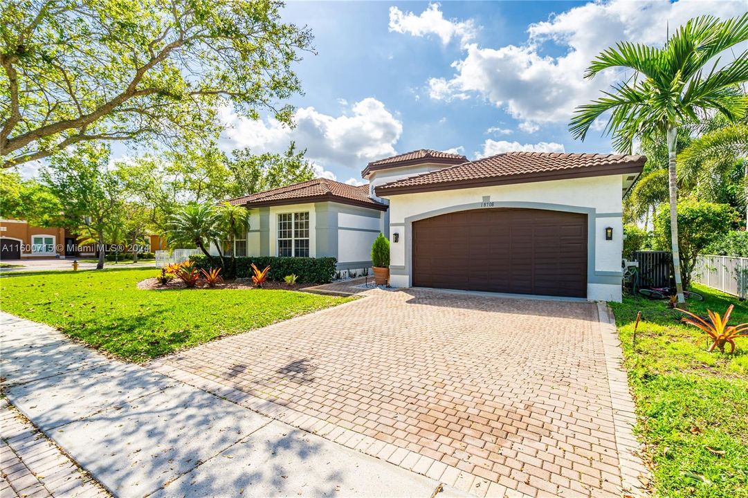 Recently Sold: $899,000 (5 beds, 3 baths, 2951 Square Feet)