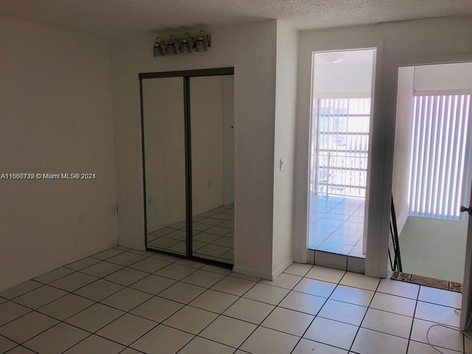 For Sale: $234,900 (1 beds, 1 baths, 737 Square Feet)