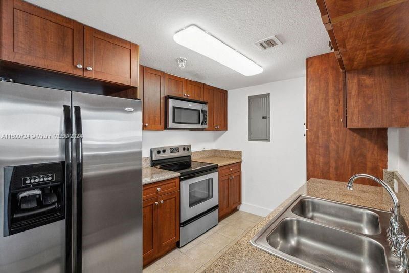 Active With Contract: $2,100 (1 beds, 1 baths, 620 Square Feet)