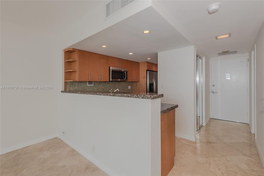 Active With Contract: $2,550 (0 beds, 1 baths, 552 Square Feet)