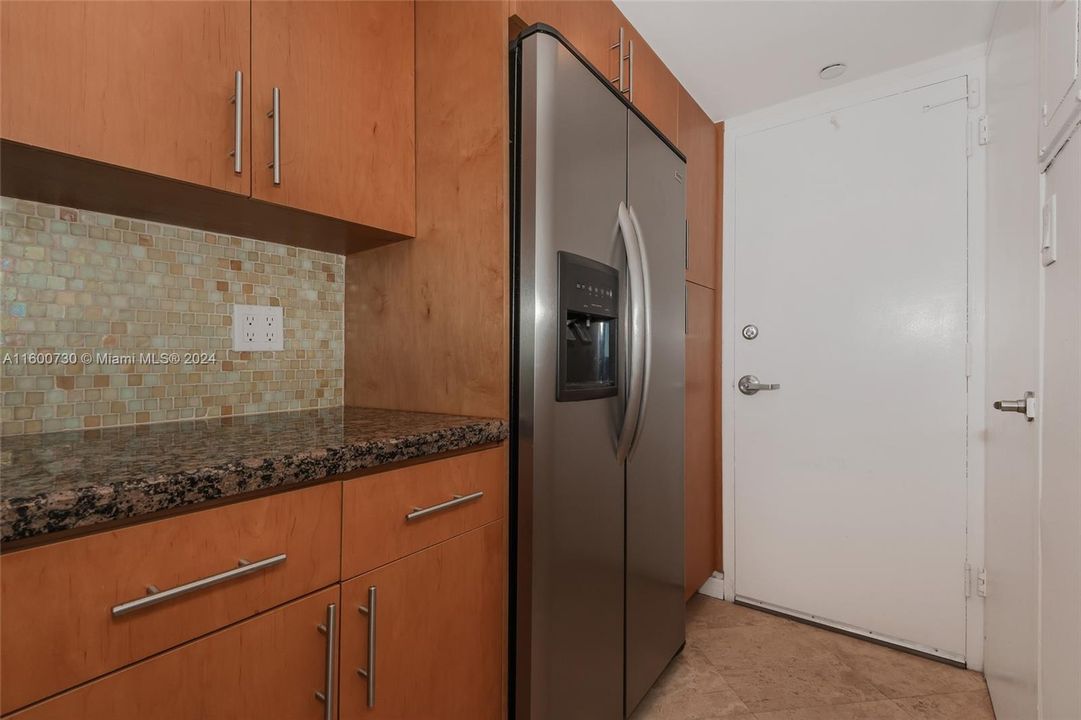 Active With Contract: $2,550 (0 beds, 1 baths, 552 Square Feet)