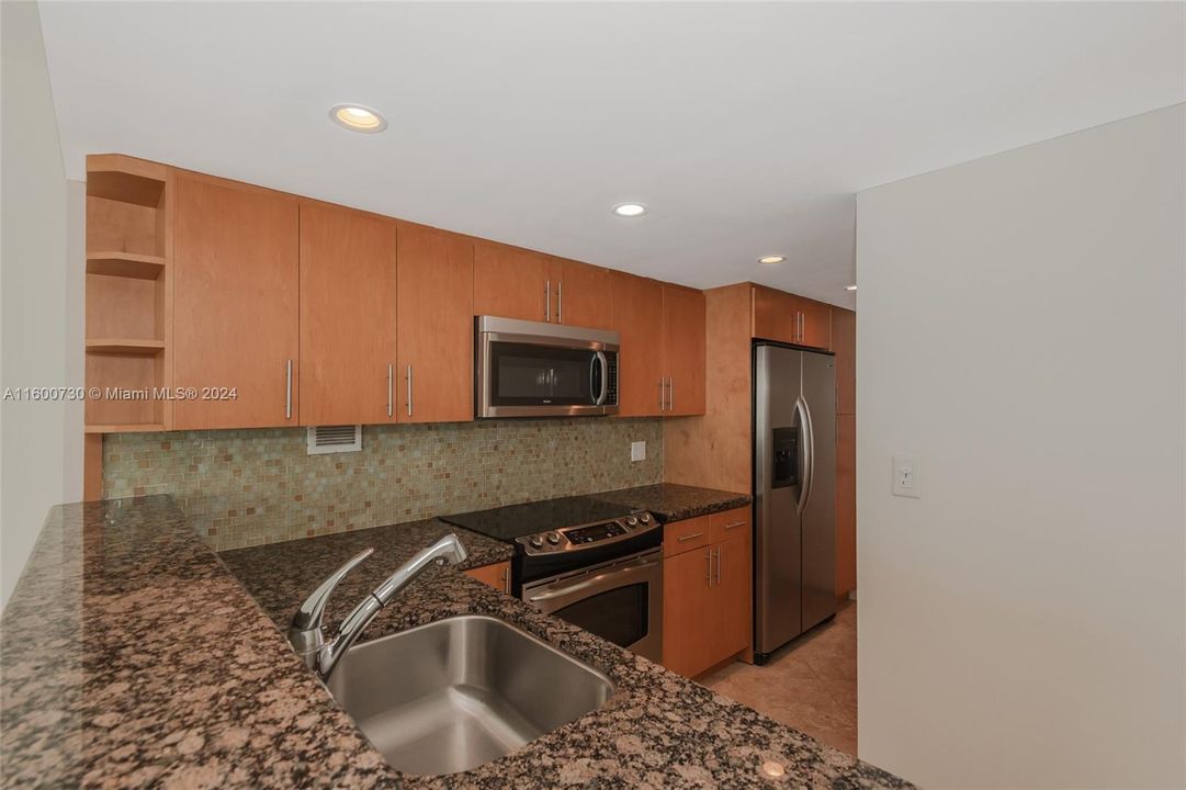 Active With Contract: $2,550 (0 beds, 1 baths, 552 Square Feet)