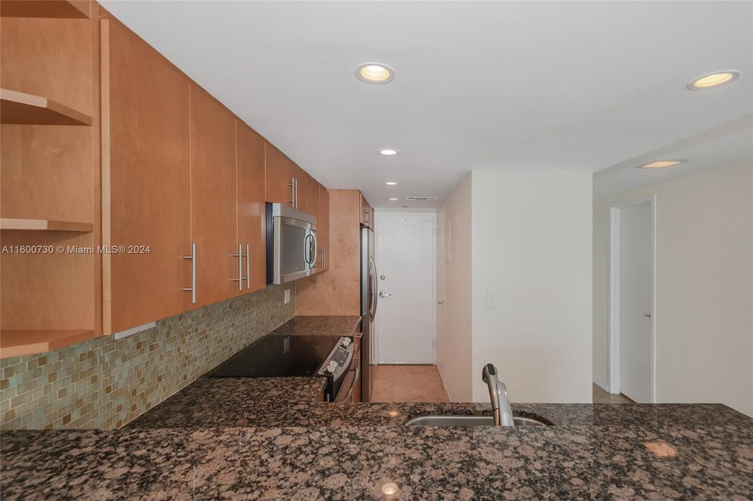 Active With Contract: $2,550 (0 beds, 1 baths, 552 Square Feet)