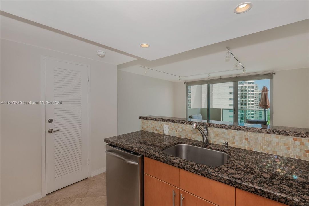 Active With Contract: $2,550 (0 beds, 1 baths, 552 Square Feet)