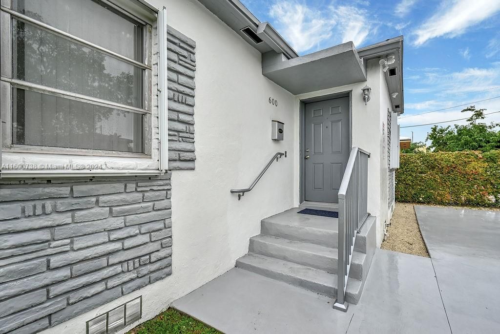 Active With Contract: $2,200 (2 beds, 1 baths, 1522 Square Feet)