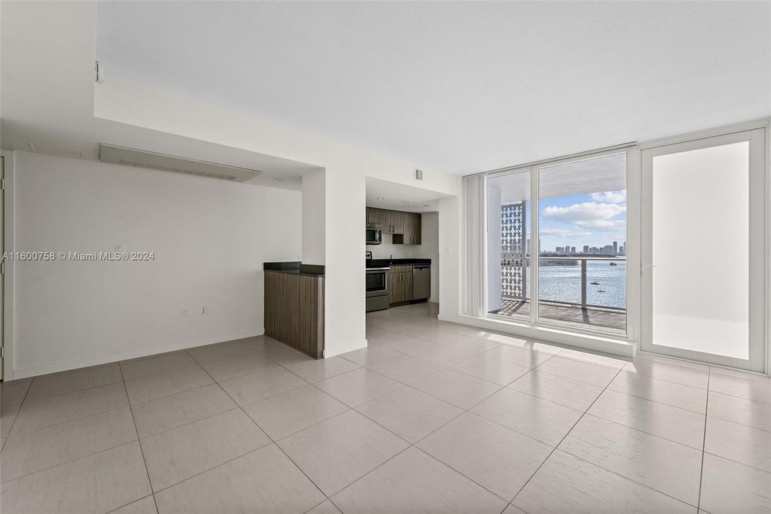 Active With Contract: $2,915 (1 beds, 1 baths, 671 Square Feet)