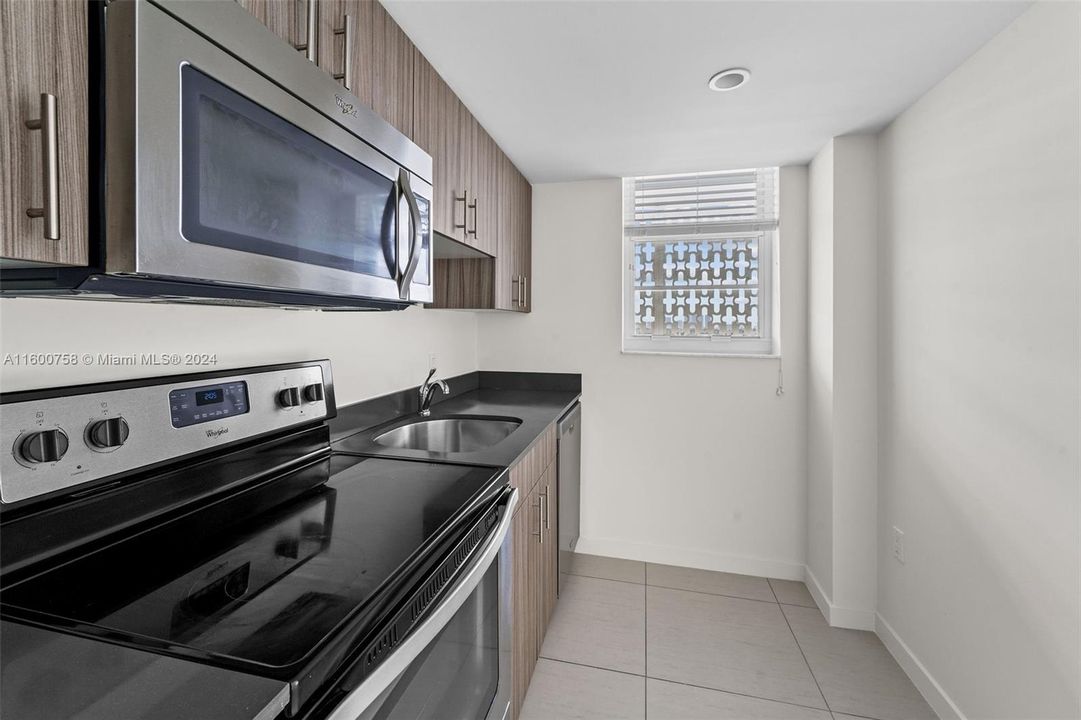 Active With Contract: $2,915 (1 beds, 1 baths, 671 Square Feet)