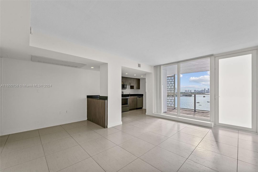 Active With Contract: $2,915 (1 beds, 1 baths, 671 Square Feet)