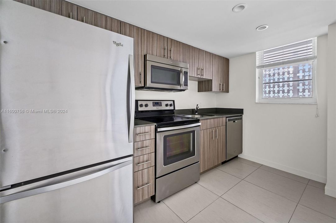 Active With Contract: $2,915 (1 beds, 1 baths, 671 Square Feet)