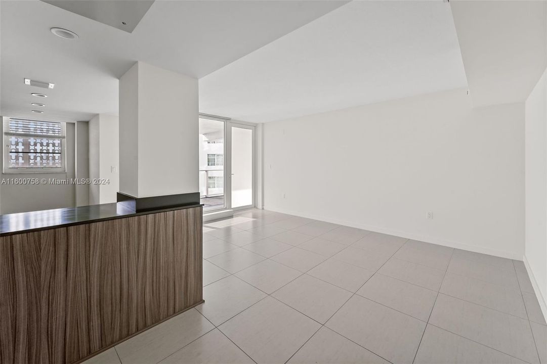 Active With Contract: $2,915 (1 beds, 1 baths, 671 Square Feet)