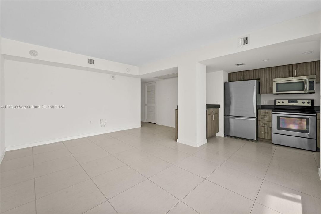 Active With Contract: $2,915 (1 beds, 1 baths, 671 Square Feet)