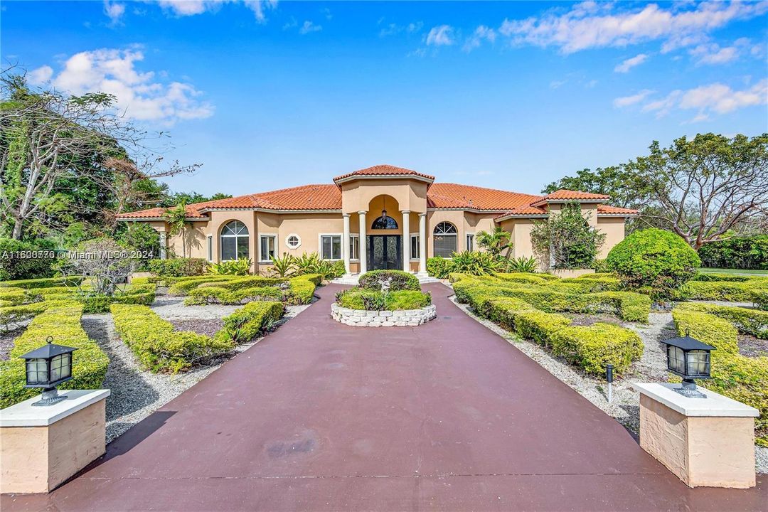 Recently Sold: $2,399,000 (4 beds, 4 baths, 3905 Square Feet)