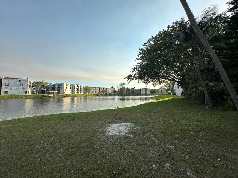 Active With Contract: $2,500 (2 beds, 2 baths, 1170 Square Feet)