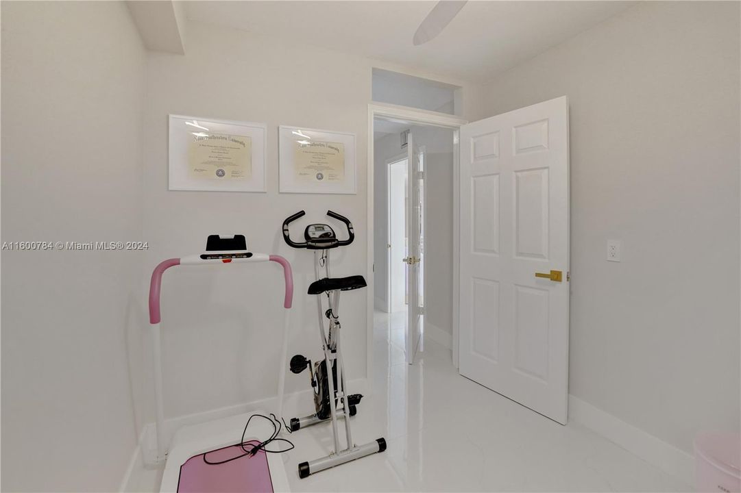 For Sale: $389,900 (2 beds, 2 baths, 1385 Square Feet)