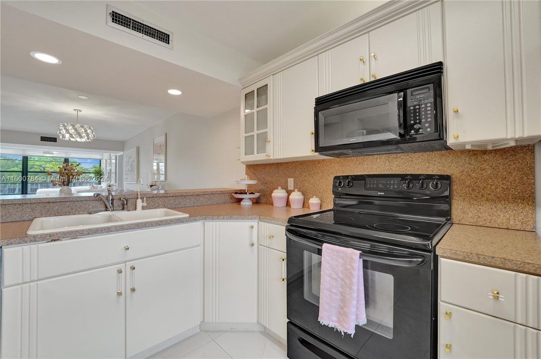 For Sale: $389,900 (2 beds, 2 baths, 1385 Square Feet)