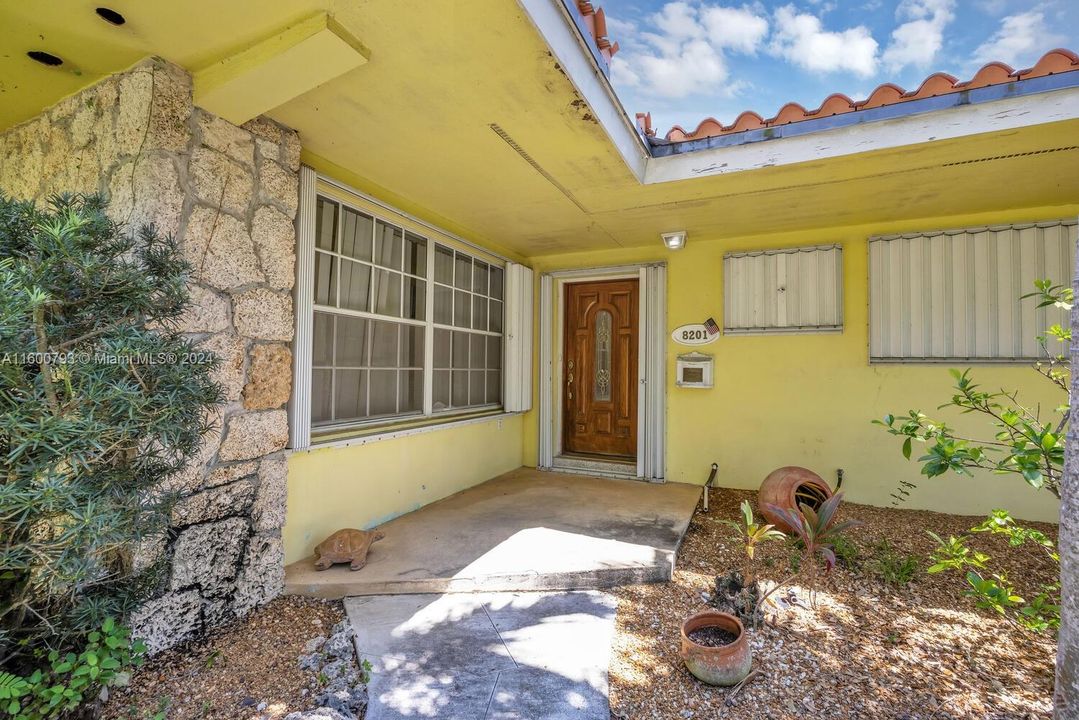 En Venta: $1,120,000 (3 camas, 2 baños, 2400 Pies cuadrados)