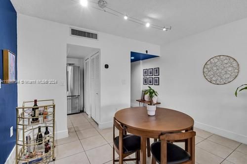 Active With Contract: $290,000 (1 beds, 2 baths, 839 Square Feet)