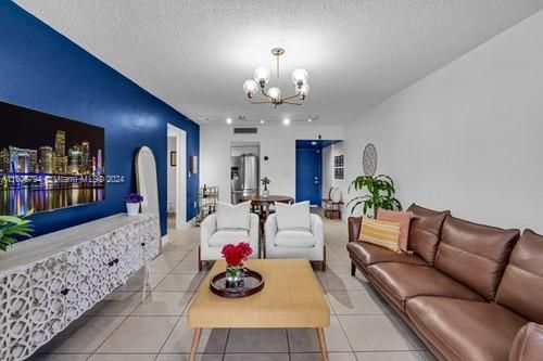 Active With Contract: $290,000 (1 beds, 2 baths, 839 Square Feet)