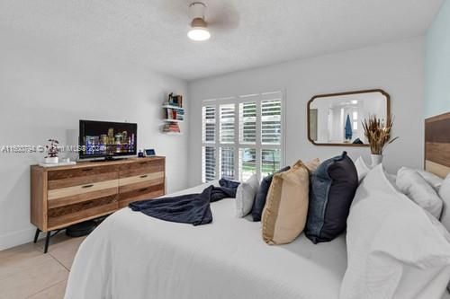 Active With Contract: $290,000 (1 beds, 2 baths, 839 Square Feet)