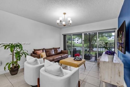 Active With Contract: $290,000 (1 beds, 2 baths, 839 Square Feet)