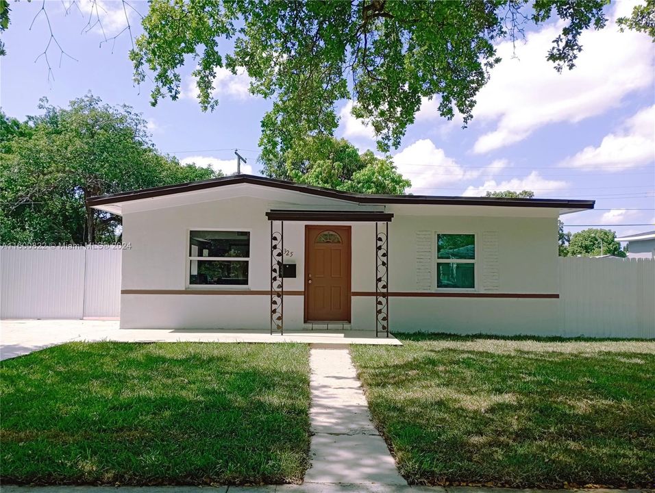 Active With Contract: $490,000 (2 beds, 2 baths, 997 Square Feet)