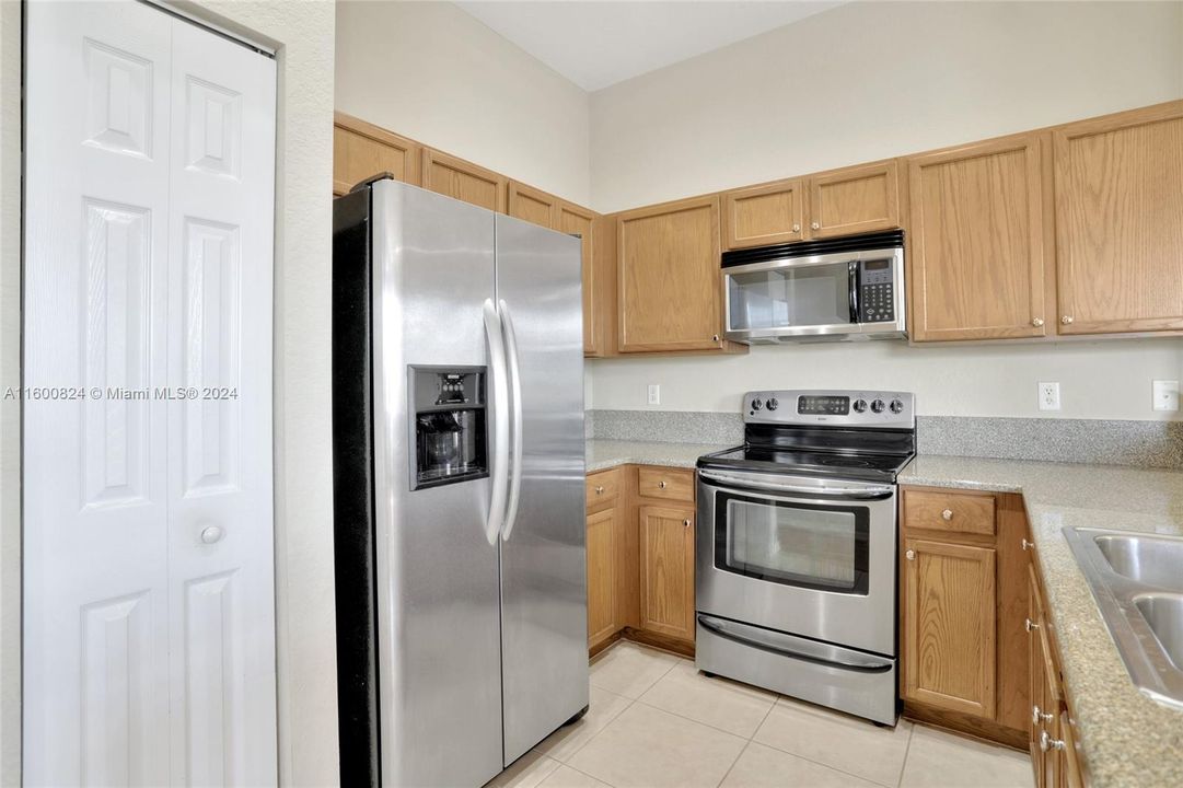 For Rent: $2,500 (2 beds, 2 baths, 1077 Square Feet)